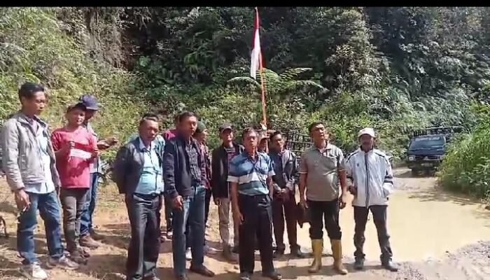 Bentuk Protes, Warga Laksanakan Upacara HUT RI Ke-79 di Jalan Provinsi yang Rusak Parah