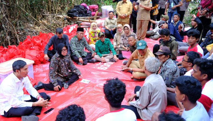 Wagub Abdullah Sani Dampingi Mensos RI Temui SAD dan Salurkan Bantuan Kepada SAD