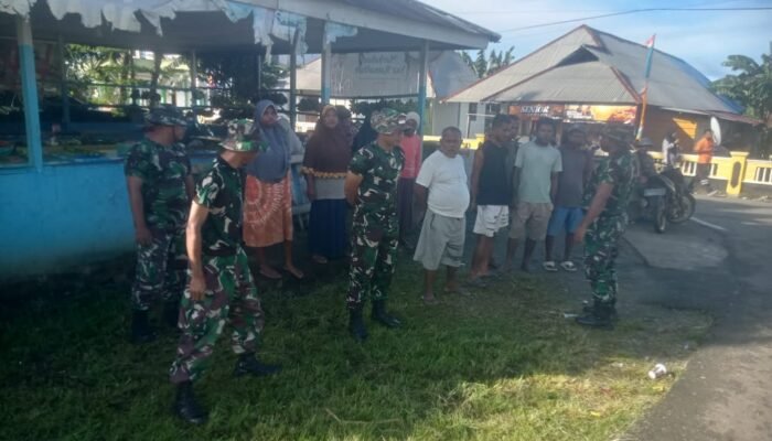Personil Koramil 1512-02/Patani Gandeng Pemuda Bersihkan Pasar Desa Yondeliu 