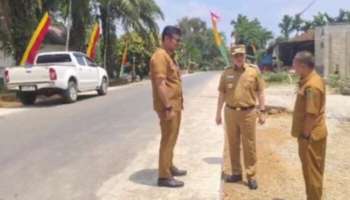 Pj Bupati Tebo Varial Didampingi Kadis PUPR Tinjau Progres Pembangunan Jalan di Kecamatan Rimbo Ulu