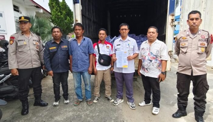 Logistik Pilkada 2024 Tiba di KPU Pematangsiantar, Personil OMP Lakukan Pengamanan