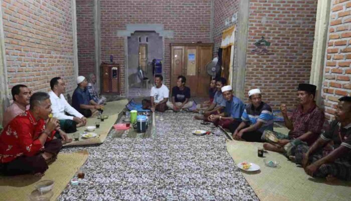 Serap Aspirasi Masyarakat, Jumiwan Aguza Bermalam di Batu Kerbau