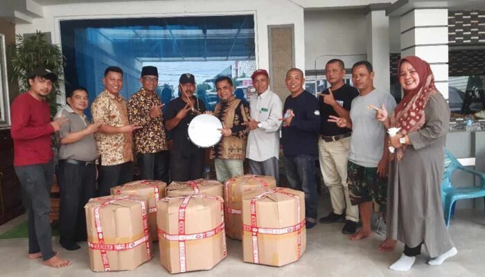 Ketua Koalisi Jumiwan – Maidani Bantu Alat Kesenian Tambur untuk Keluarga Minang Kuamang Kuning