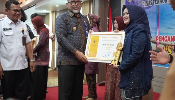 Pjs. Gubernur Sudirman Serahkan Anugerah Penghargaan Produktivitas Siddhakarya Tingkat Provinsi Jambi
