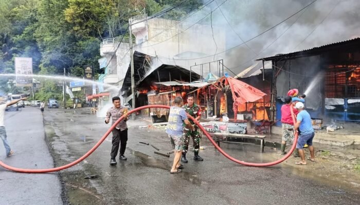 Tujuh Rumah Terbakar, Polres Simalungun Respons Cepat Kebakaran di Parapat