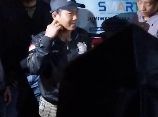 Silaturahmi ke Rumah Keluarga, Mobil Tim JADI Dikepung Pendukung Dedy – Dayat