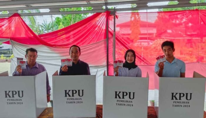 Jumiwan Aguza Beserta Keluarga Nyoblos di TPS 07