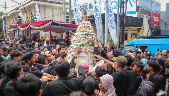 Ribuan Warga Saksikan Grebeg Gunungan Hari Jadi Blora Ke-257