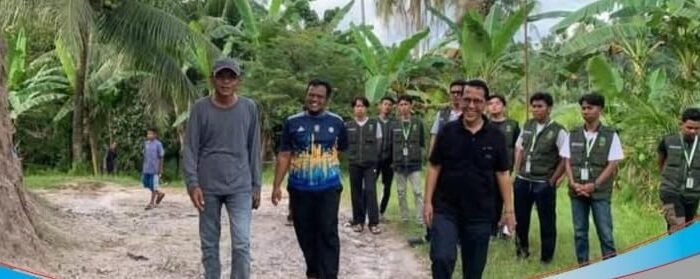 H. Asmar Lambau Tinjau Jalan Bukit Gonggang-Sungai Rambai Bersama Tokoh Masyarakat