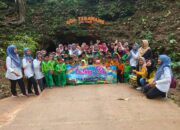 Puluhan Anak KB dan RA Muslimat NU Dologan Wisata Edukatif ke Goa Terawang