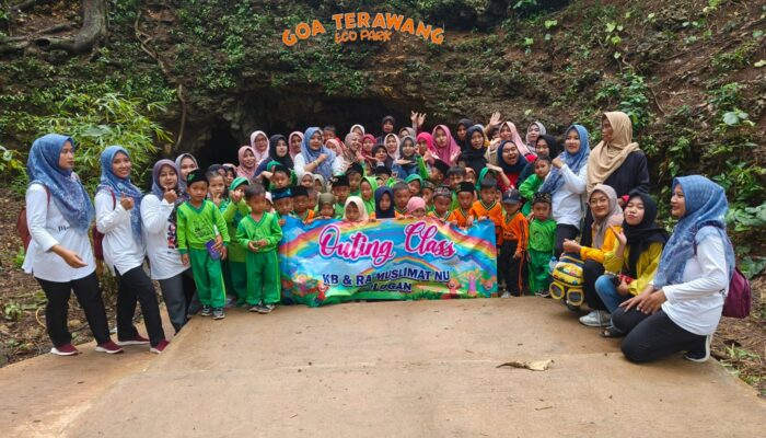 Puluhan Anak KB dan RA Muslimat NU Dologan Wisata Edukatif ke Goa Terawang