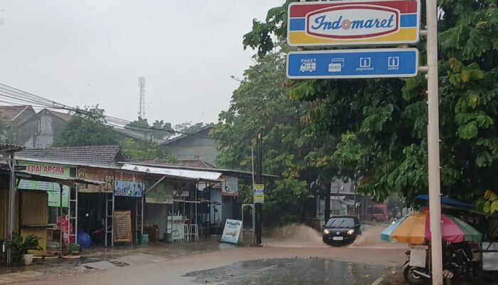 Drainase Tidak Optimal, Jalan Provinsi Todanan-Japah Terendam Banjir