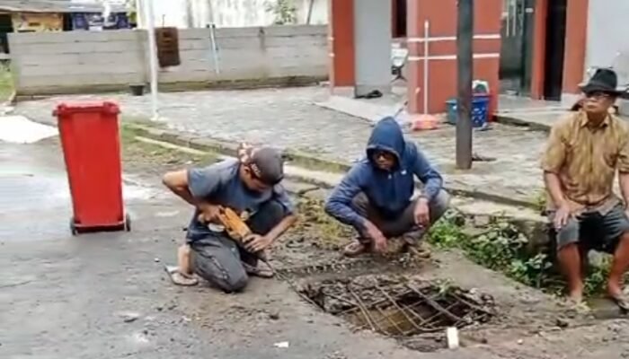Gotong Royong Warga Perbaiki Jembatan Berlubang di Desa Laksana