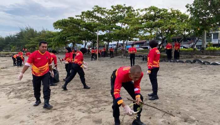 Polda Sumbar Gelar Aksi Bersih Pantai, Wujud Kepedulian Lingkungan
