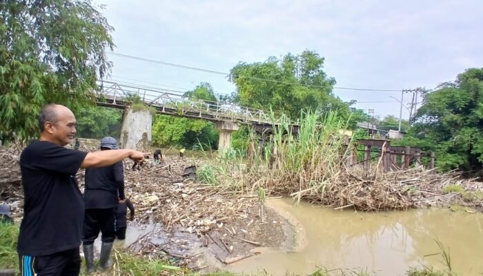 Tiang Pancang Bekas Jembatan Pertamina Sebabkan Penyumbatan Sampah di Sungai Lusi