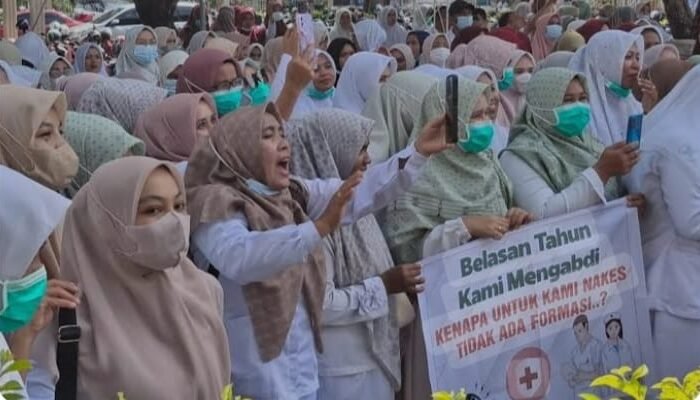 Tuntut Kepastian Status PPPK, Ratusan Bidan di Padang Pariaman Unjuk Rasa