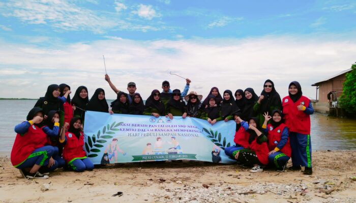 Penanaman Bibit Mangrove oleh Siswa SMPN 1 Kemiri di Pulau Cangkir