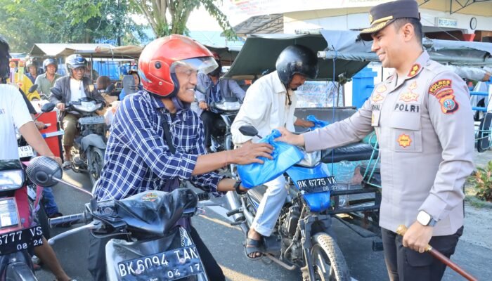 Kapolres Asahan dan Bhayangkari Bagikan Takjil Ramadhan 2025