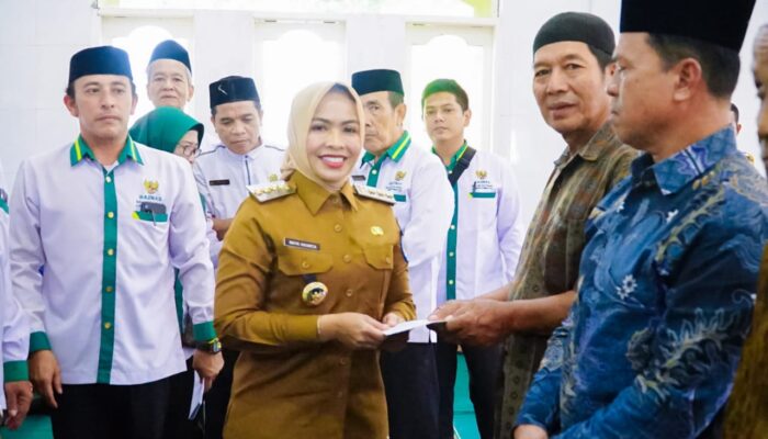 Bupati Labuhanbatu Serahkan Zakat kepada Masyarakat Bilah Barat