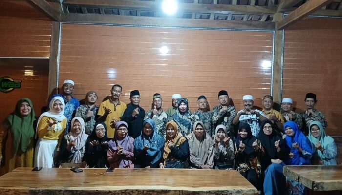 Puluhan Jamaah Umroh Biro Zahiya Ilma Wisata Gelar Buka Bersama di Wisata Banyu Bening