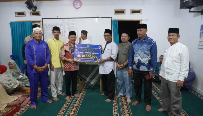 Anggota DPRD Provinsi H. Beny Saswin Nasrun Kunjungi Mushola Istiqomah Lubuk Alung