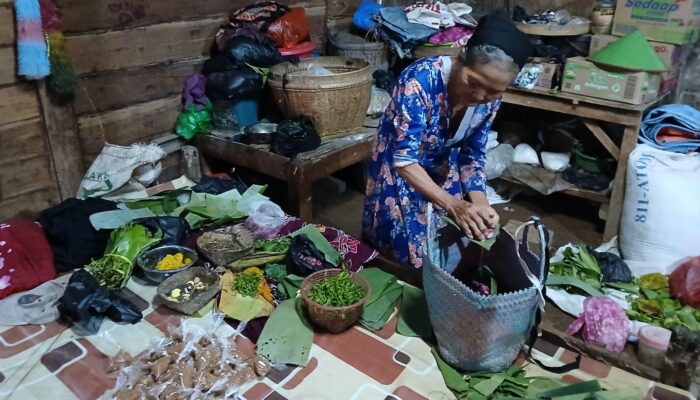 Tradisi Nyekar Jelang Lebaran, Mbah Suli dan Berkah Penjualan Bunga