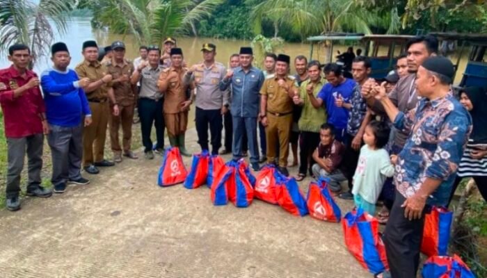 Bupati dan Wakil Bupati Tebo Kunjungi Desa Teluk Rendah Ulu Sekaligus Salurkan Bantuan Sembako