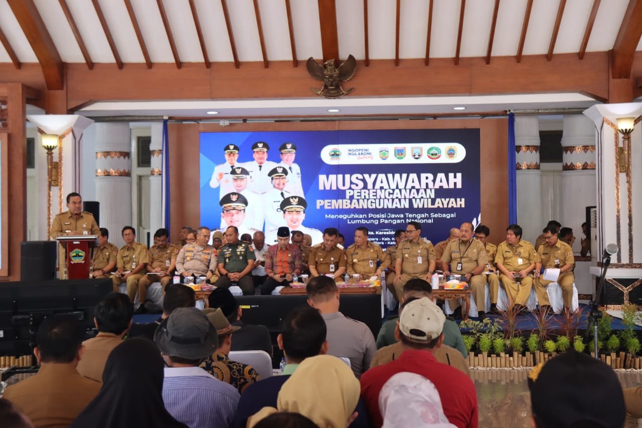 Bupati Arief 'Minta' Gubernur Tuntaskan Tiga Ruas Jalan Provinsi di Blora 2 IMG 20250422 WA0049