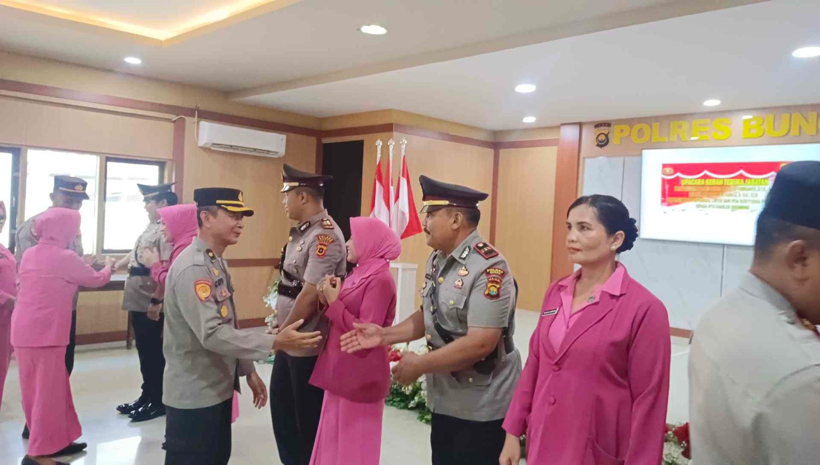 Kapolres Bungo Pimpin Upacara Sertijab 2 Perwira Polres Bungo 2 IMG 20250429 100230