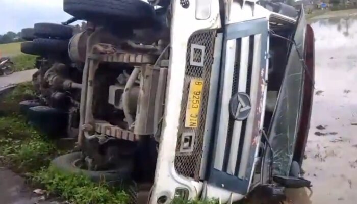 Truk Molen Terguling di Tikungan Tajam Gunung Kaler, Dua Orang Jadi Korban