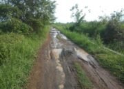Jalan Rusak Parah di Perbatasan Desa Sangiang dan Curugbitung, Warga Keluhkan Akses Terhambat Bertahun-Tahun