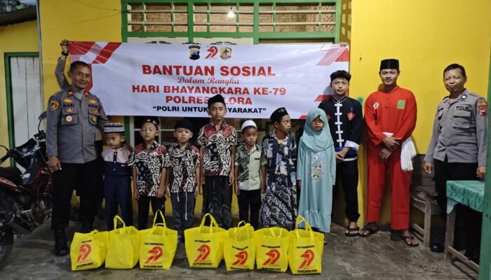 Polsek Todanan Bagikan 50 Paket Sembako Sambut Hari Bhayangkara ke-79