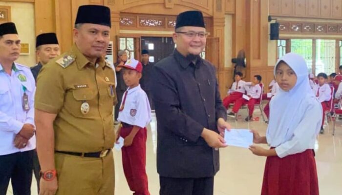 Wabup Tebo dan BAZNAS Salurkan Bantuan Pendidikan untuk 964 Siswa SD Lewat Program “Tebo Cerdas”