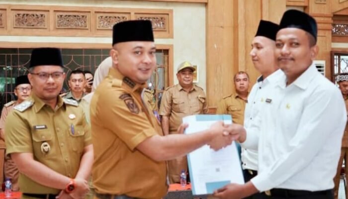 Bupati Tebo Serahkan SK CPNS Formasi 2024, Tekankan Profesionalisme dan Pelayanan Publik