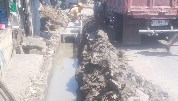 Proyek Drainase Pasar Kemiri Diduga Asal-asalan, Air Banjir Tak Disedot, Papan Hilang!