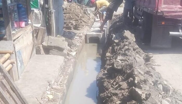Kritik Proyek Drainase Pasar Kemiri Berlanjut, Pemborong Bungkam Kritik Warga: Biasa Lah Itu Bang..