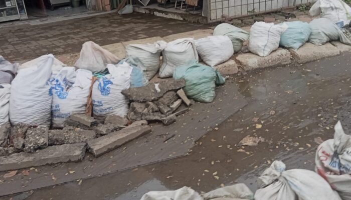 Lubang PDAM di Jl. Merdeka Ancam Nyawa Pengendara