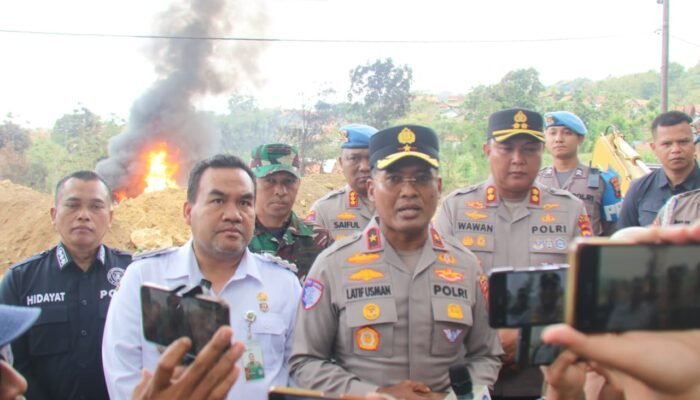 Wakapolda Jateng Cek Lokasi Kebakaran Sumur Minyak Gandu Blora