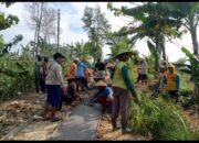 Warga Bicak Gotong Royong Perbaiki Jalan Rusak Kacangan–Bicak di HUT ke-80 RI
