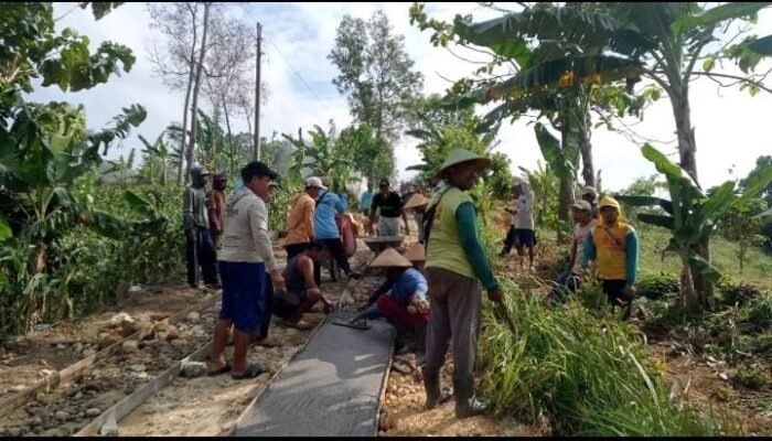 Warga Bicak Gotong Royong Perbaiki Jalan Rusak Kacangan–Bicak di HUT ke-80 RI