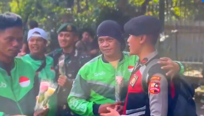 Ratusan Ojol Tebar Mawar Damai di Monas