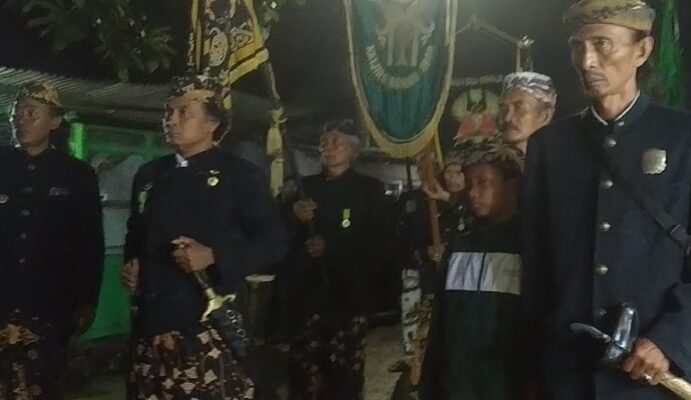 Warga Jemaras Kidul Antusias Gelar Pawai Obor Bersama Sultan Cirebon di Malam Jumat Kliwon