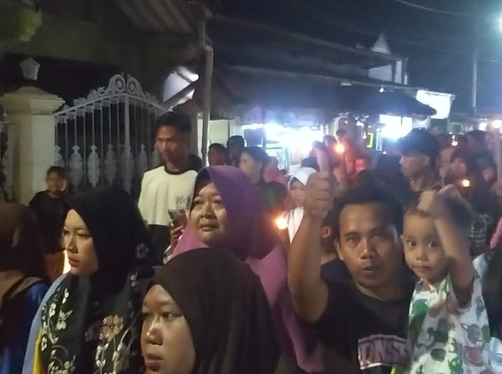 Warga Jemaras Kidul Antusias Gelar Pawai Obor Bersama Sultan Cirebon di Malam Jumat Kliwon 2 IMG 20251011 WA0005