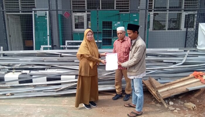 Kepsek SMAN 15 Tangerang Hibahkan Material Renovasi untuk Guru Ngaji Disabilitas