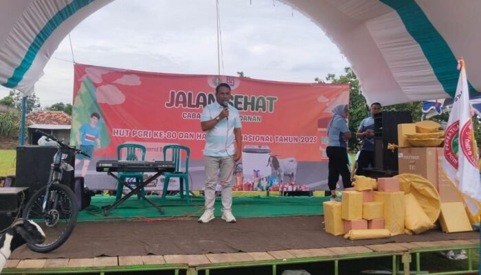 Ketua DPRD Blora Mustopa Buka Jalan Sehat PGRI Todanan dalam Rangka HUT PGRI ke-80 dan HGN 2025