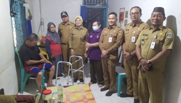 Pemkot Pangkalpinang Salurkan Alat Bantu Mobilitas Kepada Warga Penerima Manfaat