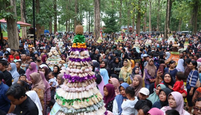 Ribuan Warga Padati Grebeg Gunungan Perdana di Goa Terawang Blora