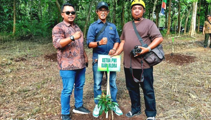 PWI Blora Tanam Pohon di Goa Terawang, Aksi Nyata Jaga Hutan