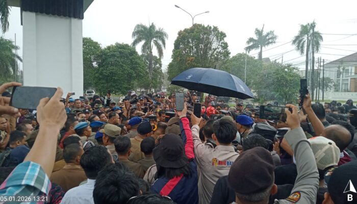 Hujan Deras Iringi Aksi Batara Cs, Ratusan Warga Desak Penangguhan Penahanan Penambang