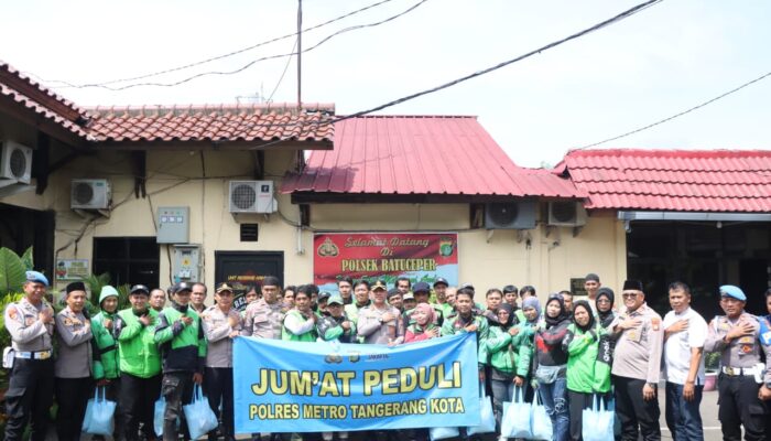 Kapolres Metro Tangerang Kota Berbagi Sembako untuk Ojol Lewat Program Jaga Jakarta